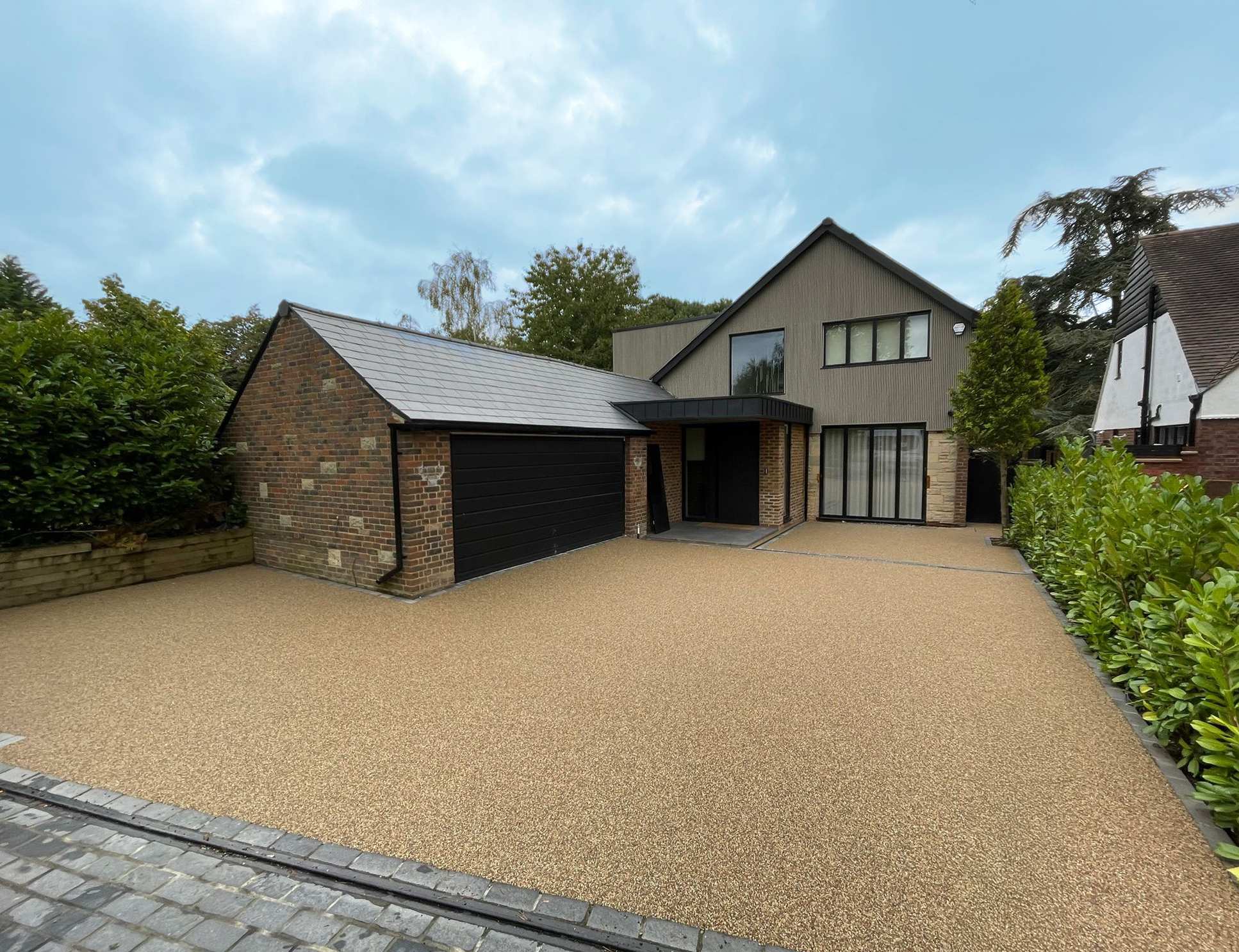 Resin Bound vs Concrete: Why Choose Resin Bound for Your Driveway?